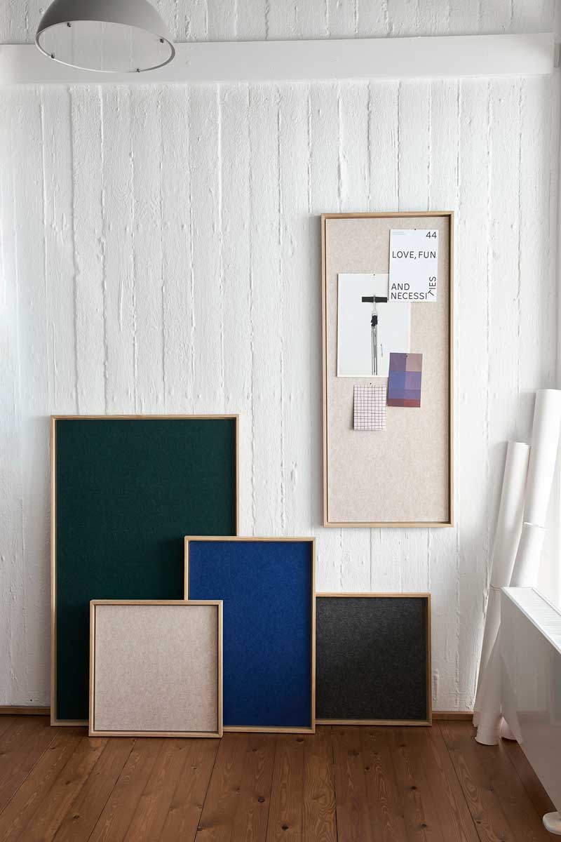 Opslagstavle i beige, mørkegrøn, blå og grå