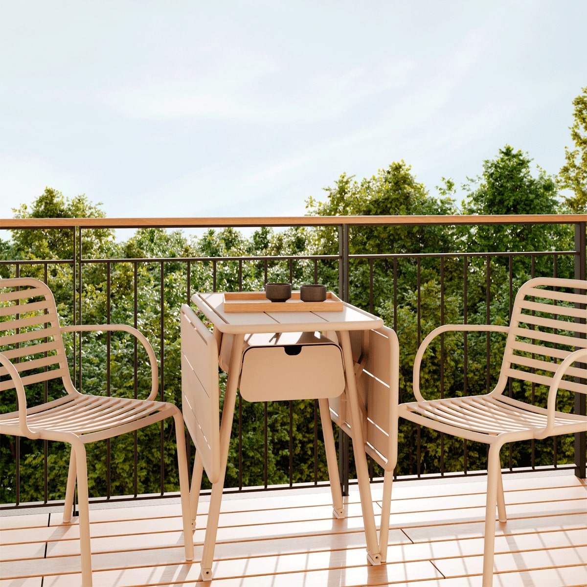 Klapbord til terrassen med 2 stole i beige