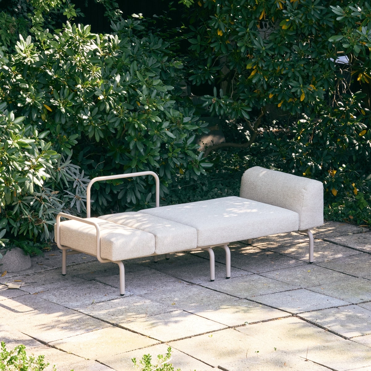 Loungestol i beige som kan udtrækkes