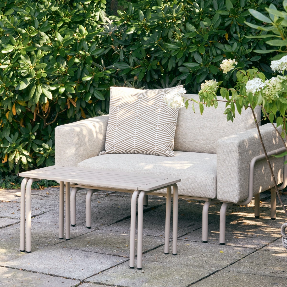 Stor loungestol i beige med udtræksbænk