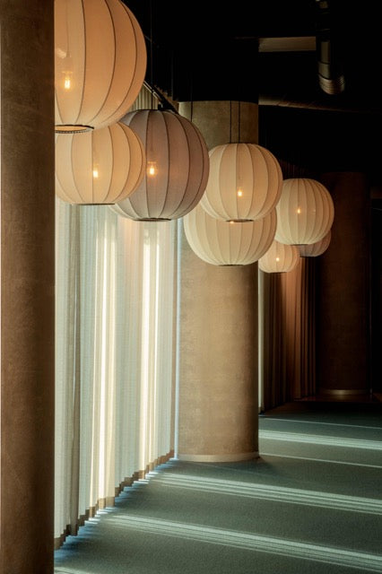 Store loftlampe som hænger sammen, hvid og beige