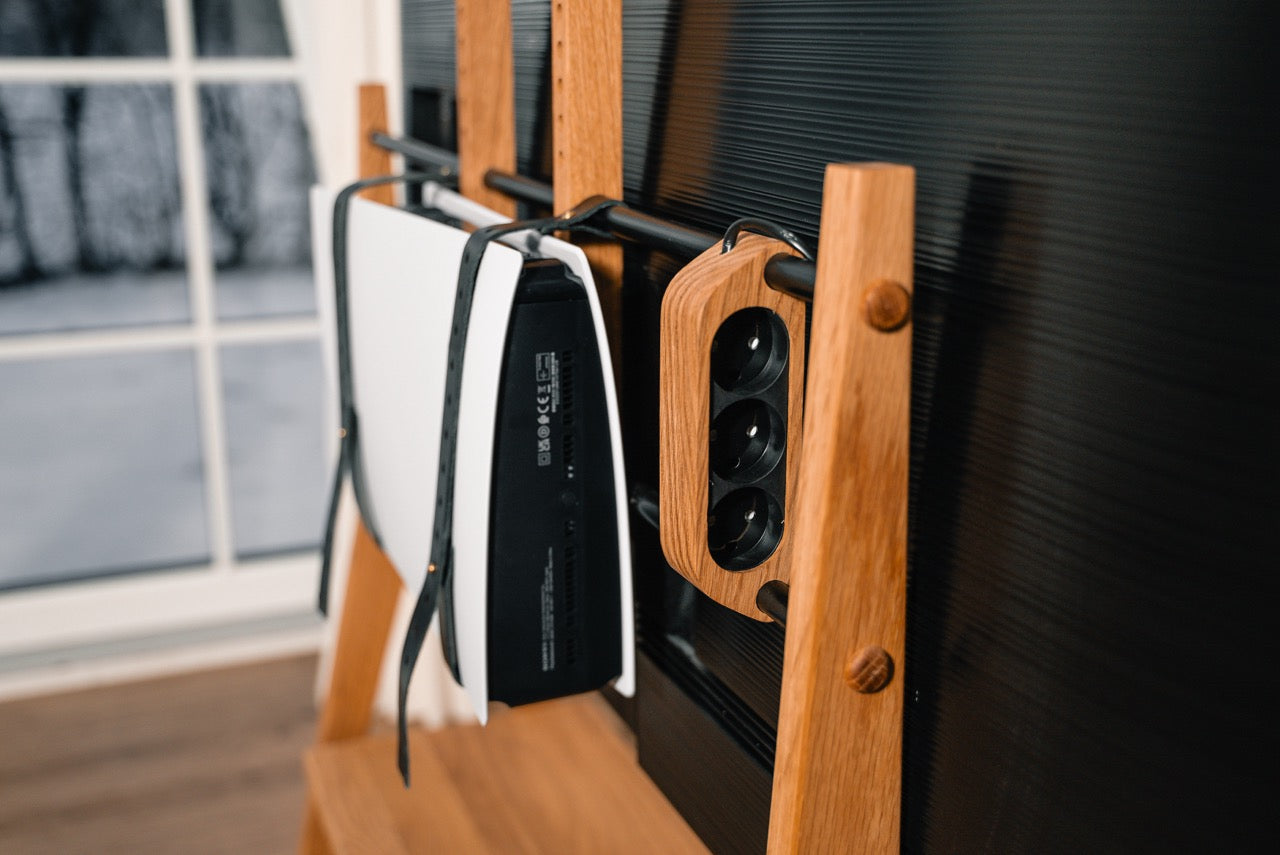 Close up ag tv stander bagpå af stikdåsen og kabel