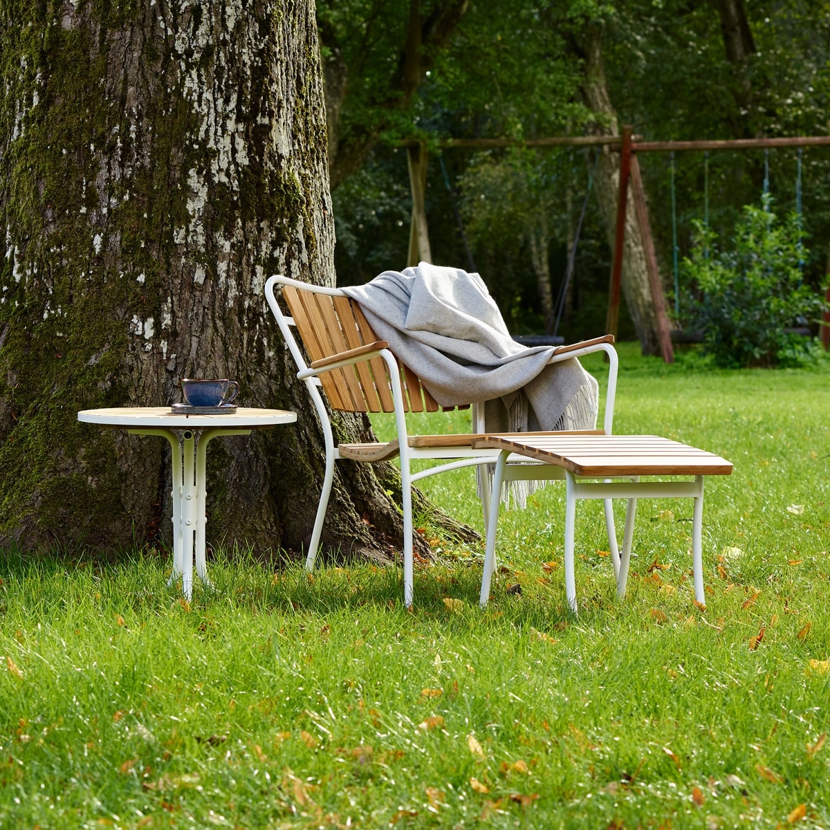 1 loungestol med skammel og bord