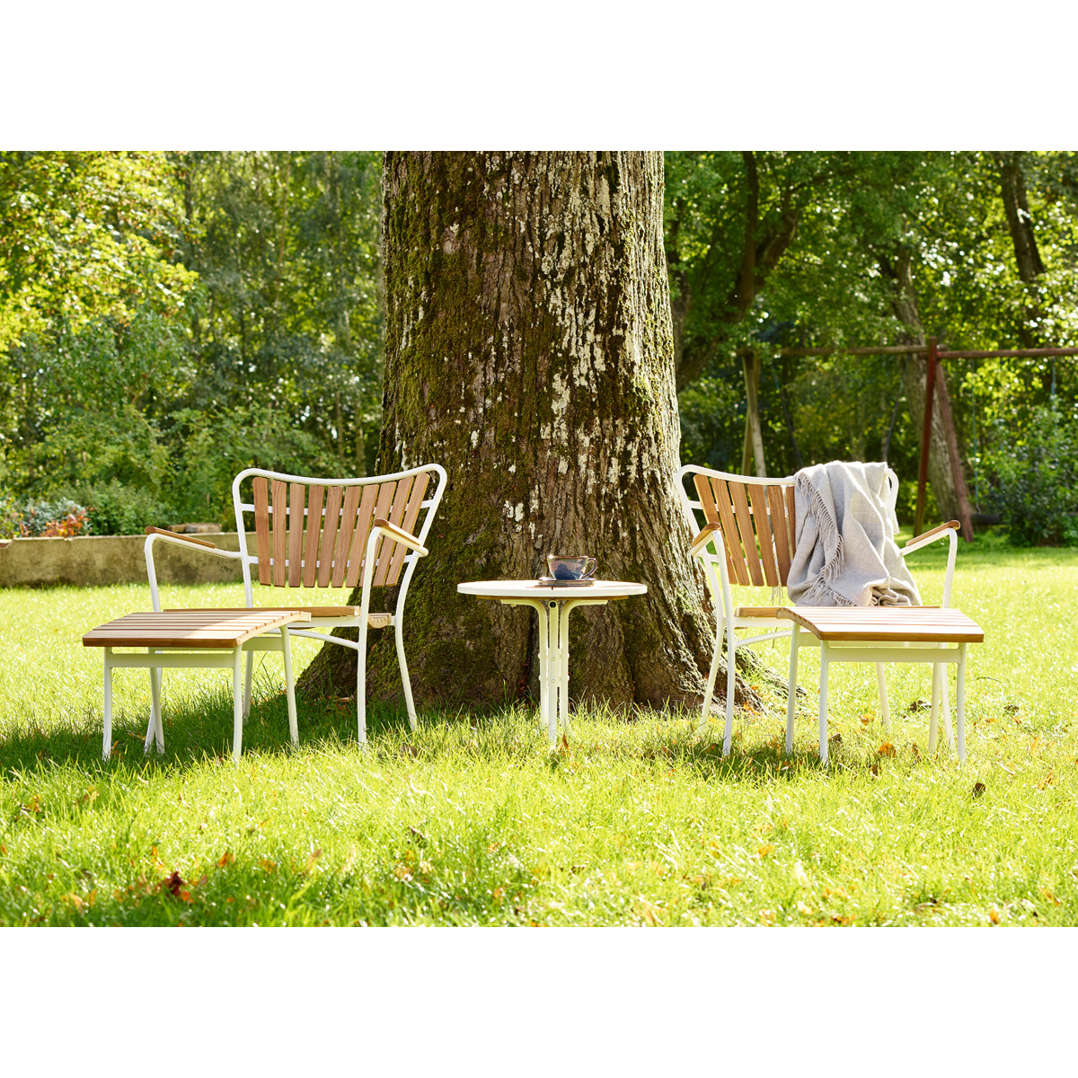 2 loungesole med skammeler og bord