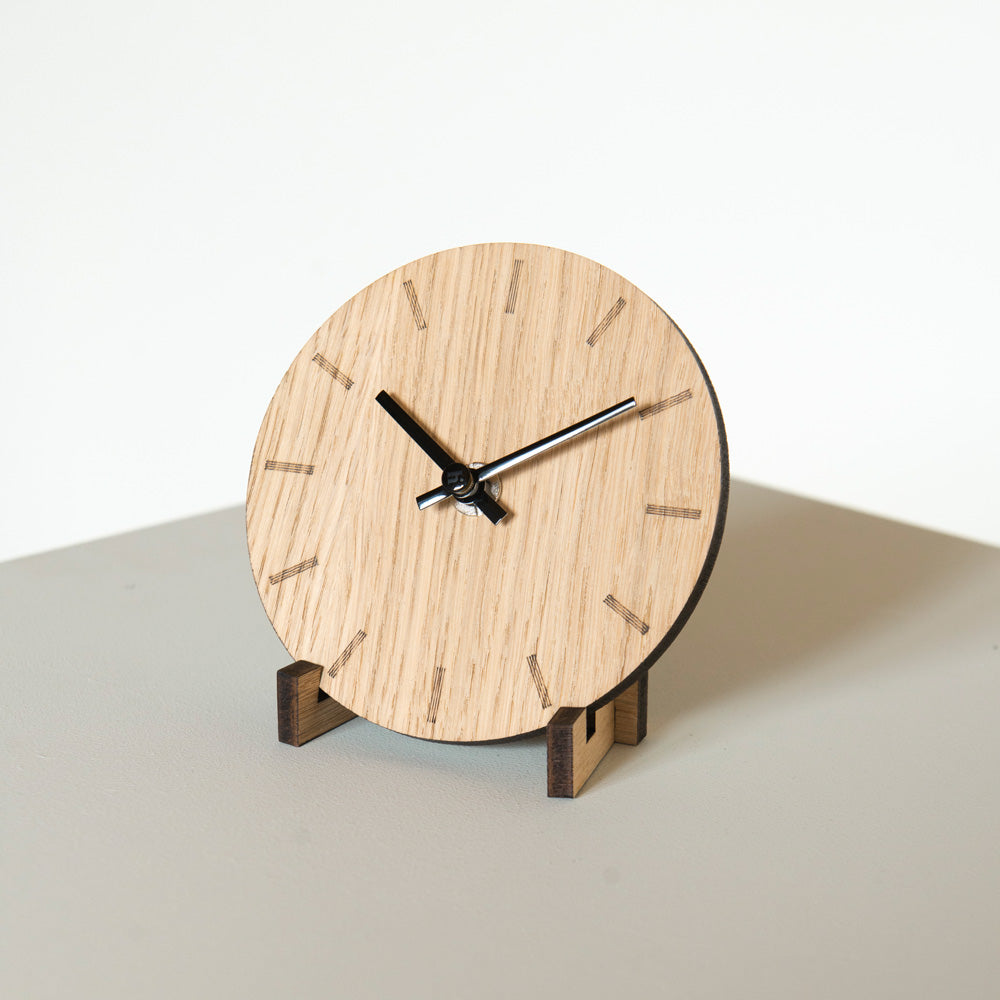 Vægur i lys eg med sort viser