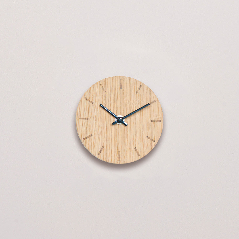 Vægur i lys eg med sort viser - small