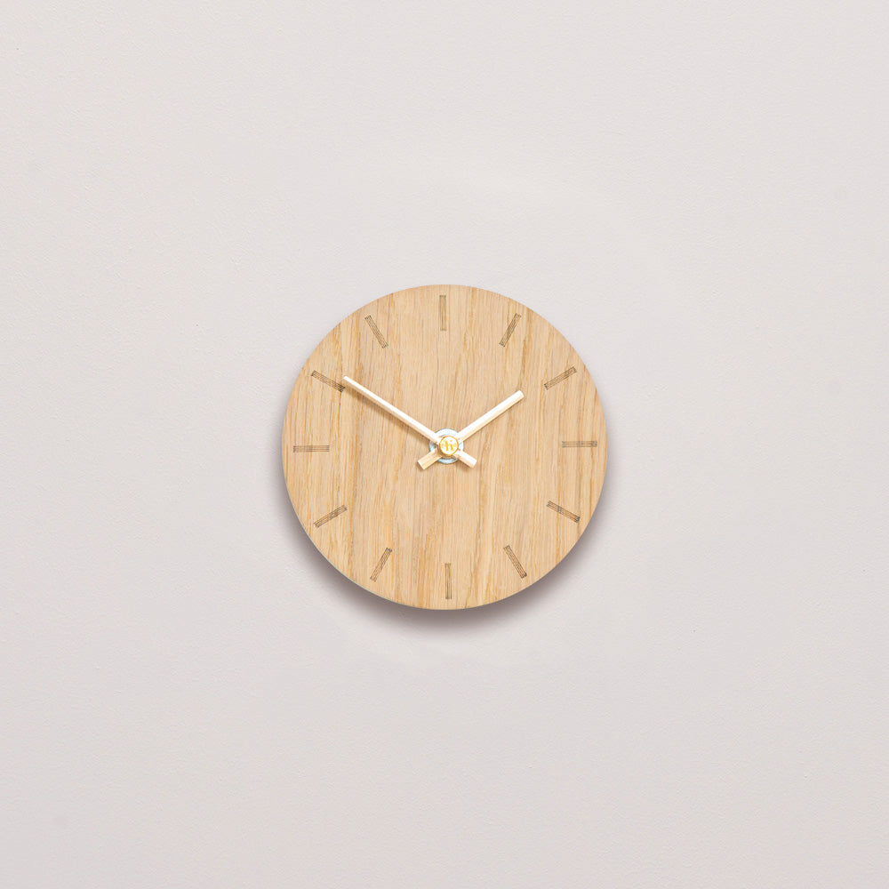 Vægur i lys eg med kobber viser - small