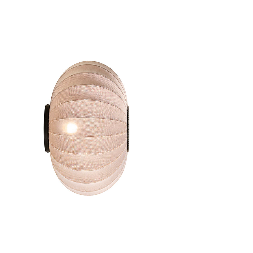 Loftlampe i rosafarvet med lys i