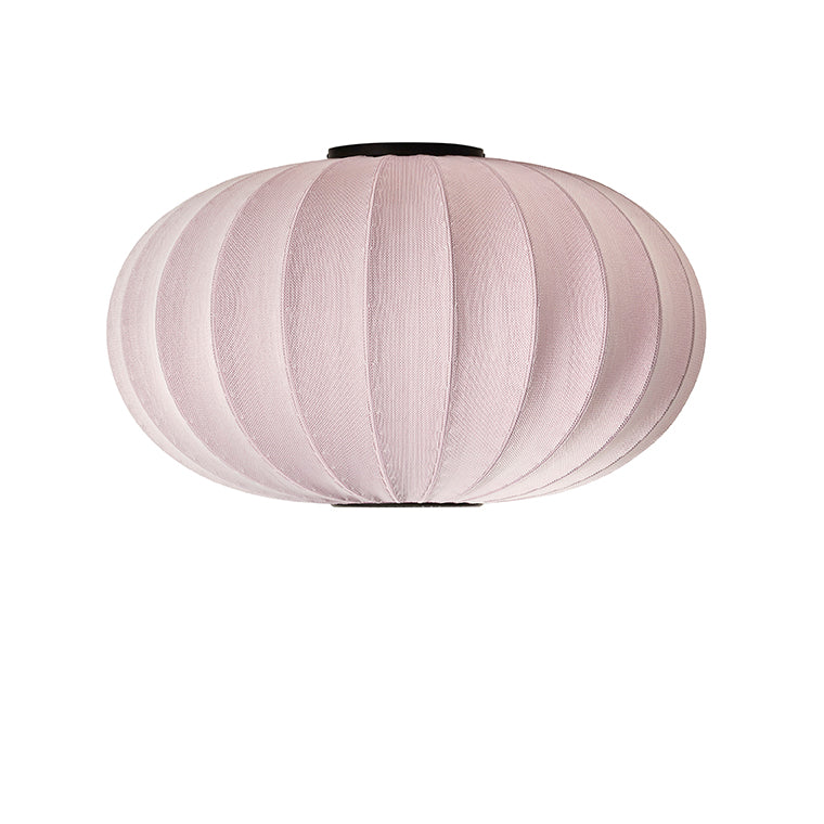 Rund loftlampe i lys lilla med sorte detaljer