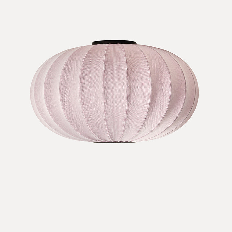 Rund loftlampe i lys lilla med sorte detaljer