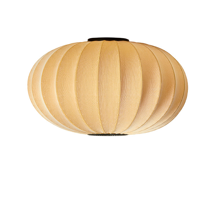 Loftlampe på hvid baggrund. Lampen er gul og med sorte detaljer