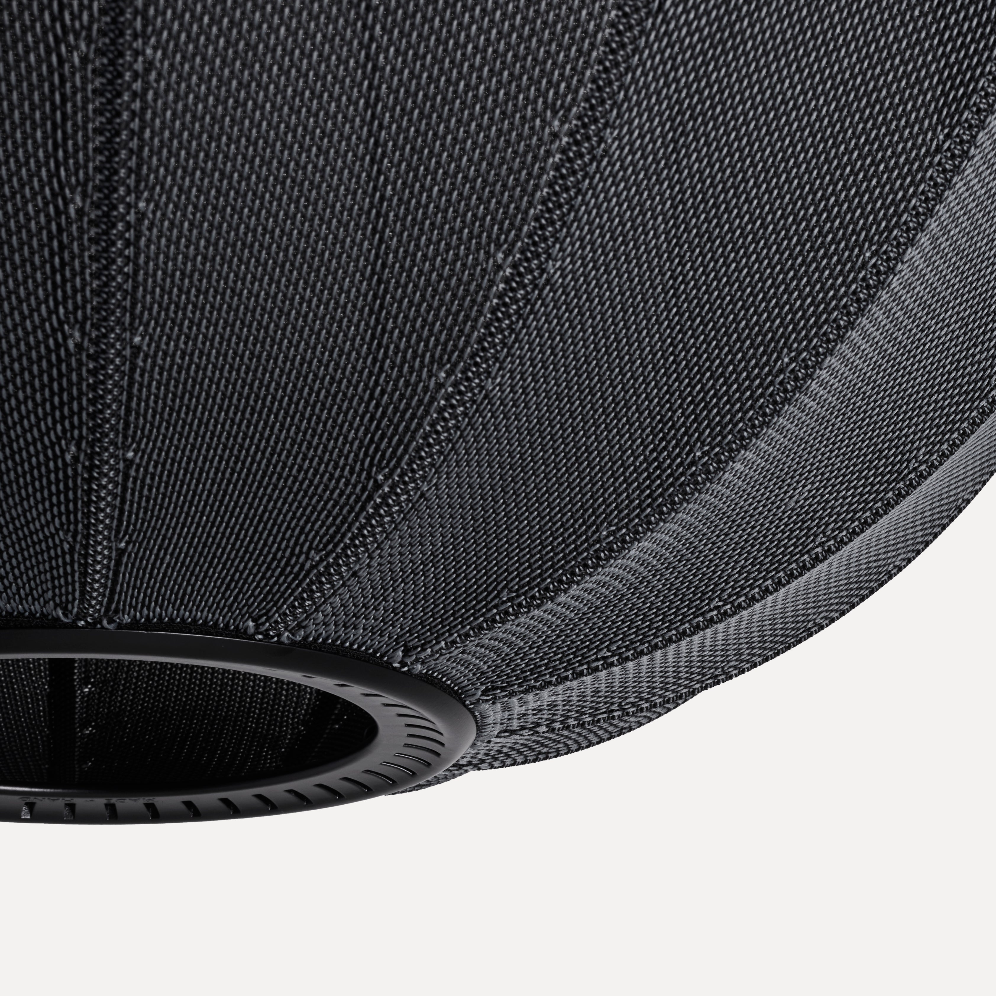 Nærbillede af lampe i sort