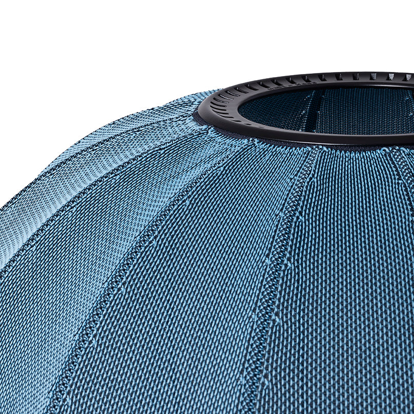 Nærbillede af lampe i blå med sort