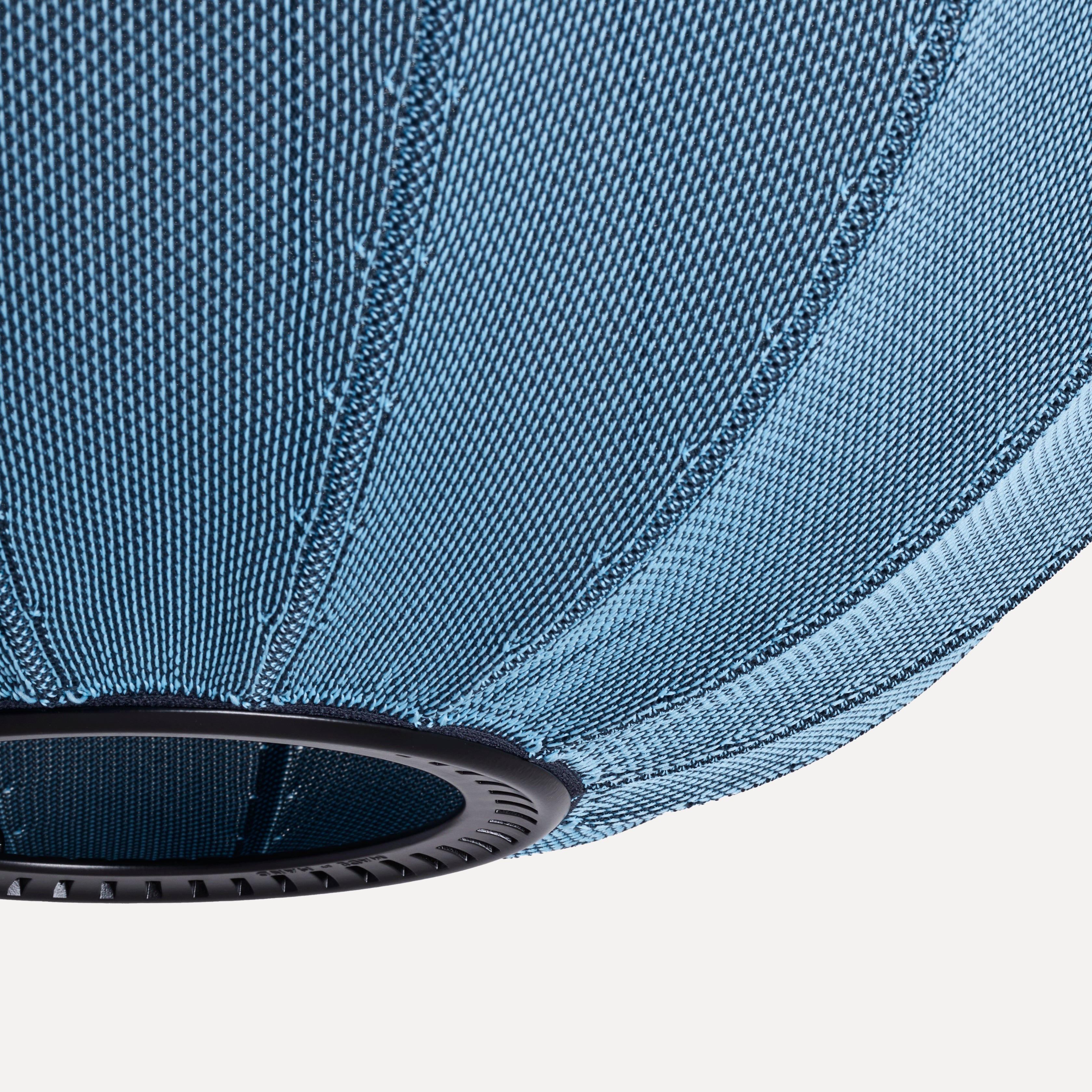 Nærbillede af lampe i blå