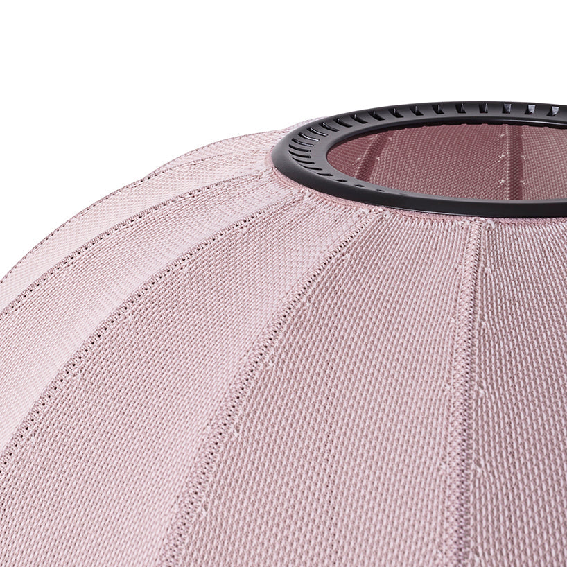 Close up af lampe med lyserød og sorte detaljer