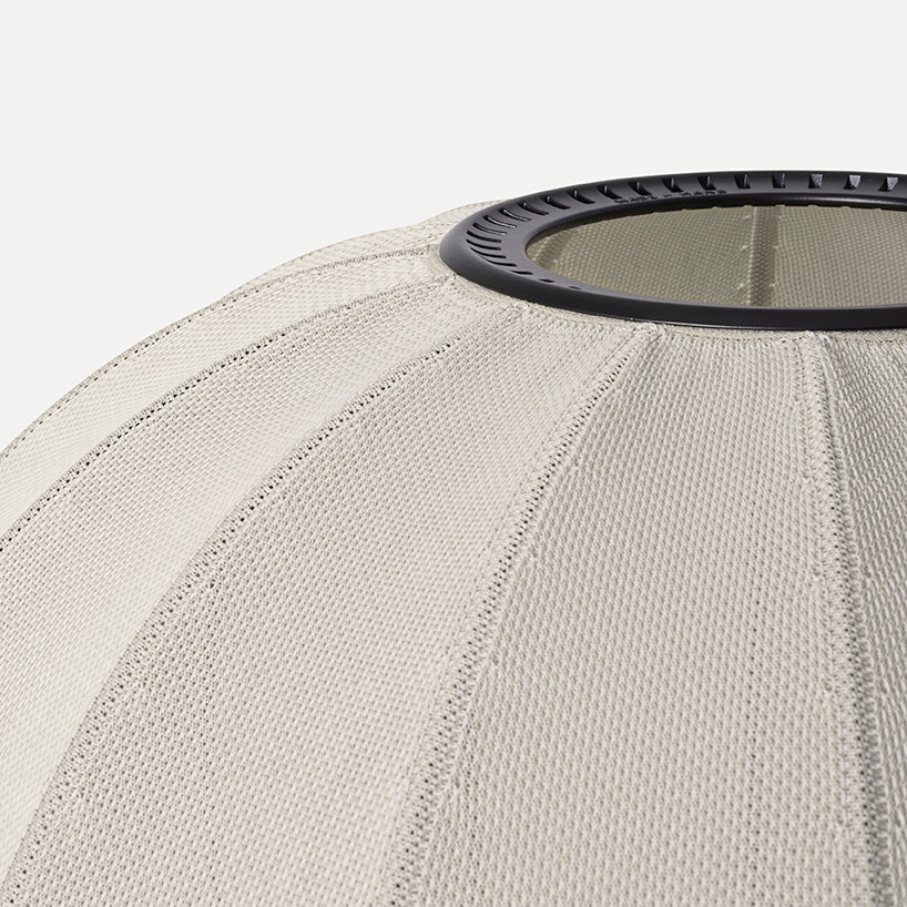 Nærbillede af grå og sort lampe