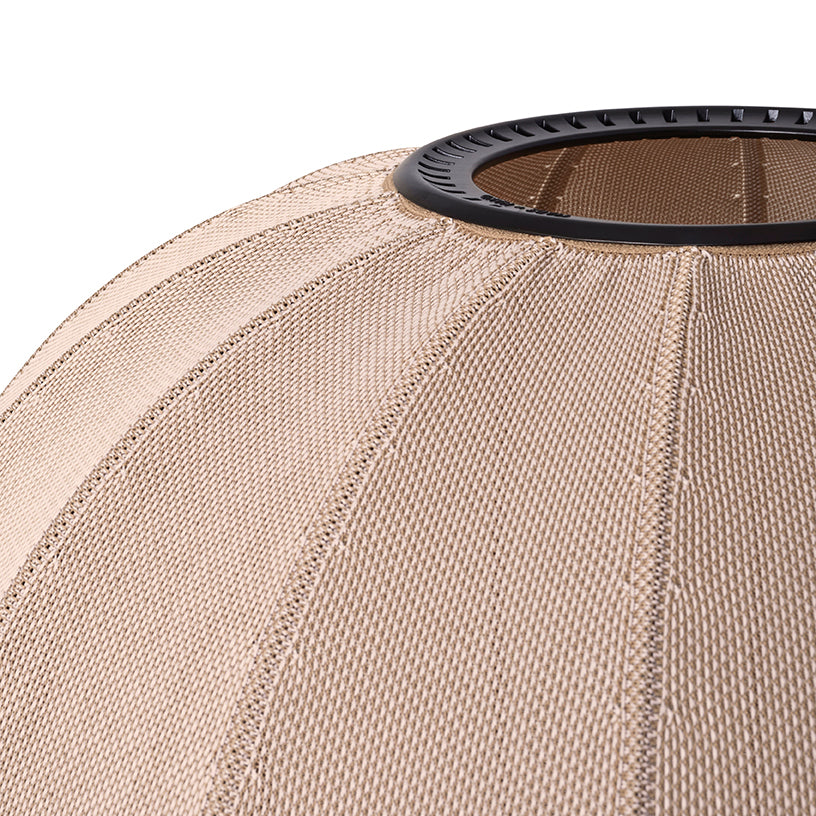 Loftlampe i sandfarvet med sorte detaljer close up