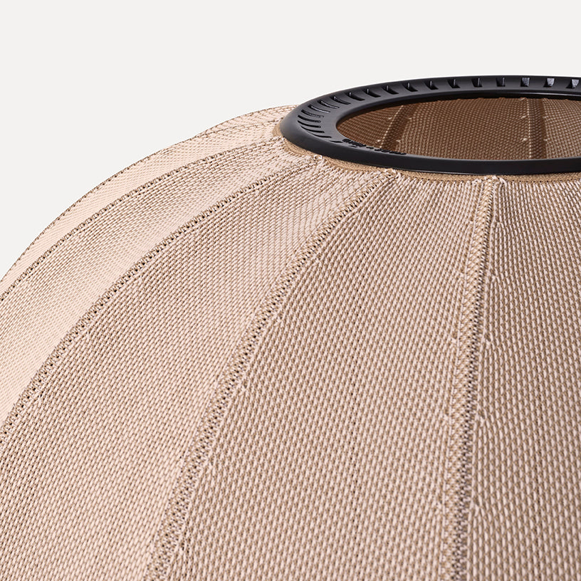 Nærbillede i sandfarvet med sort