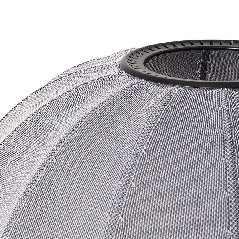 Loftlampe i sølv / sort set fra siden af