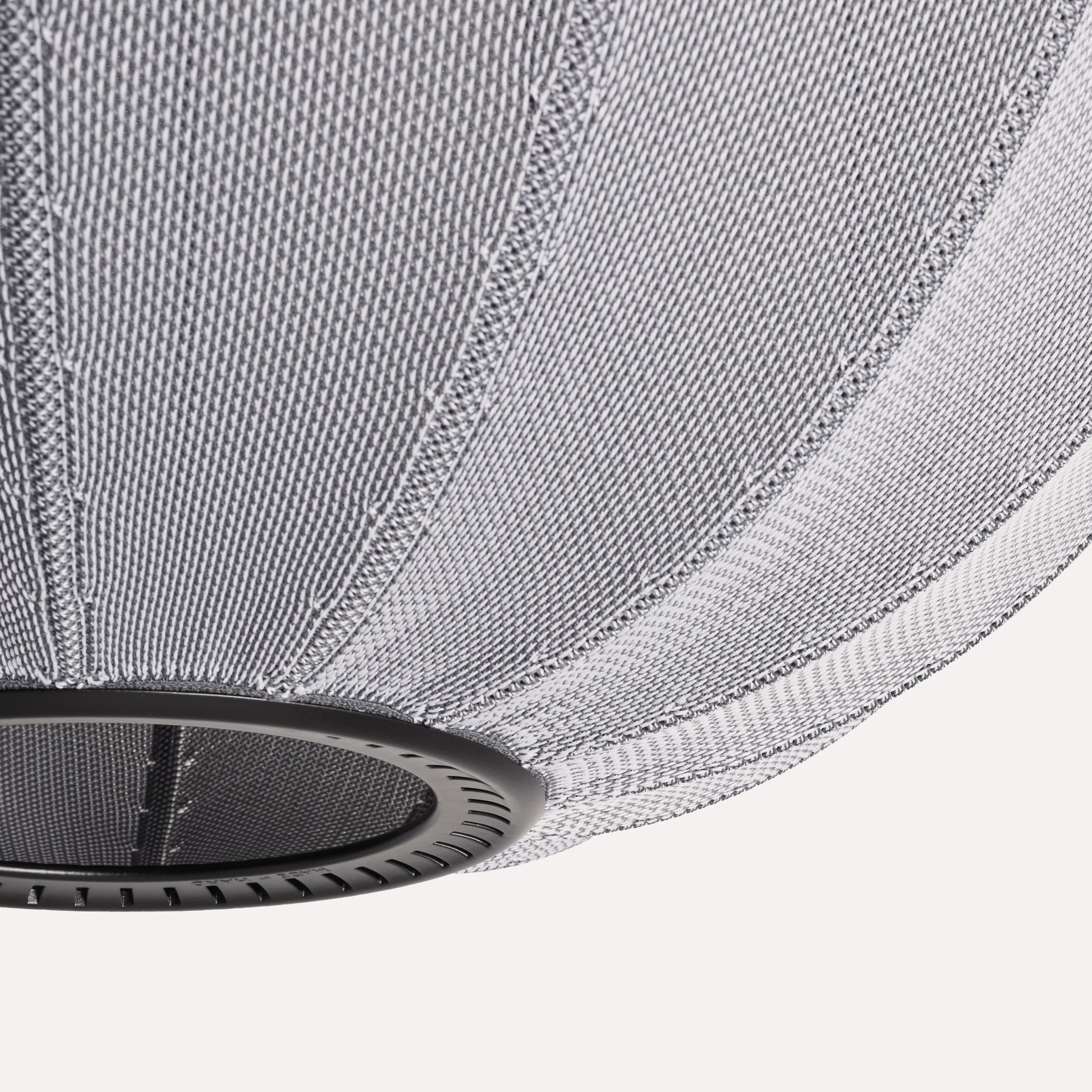 Nærbillede i sølv med sorte detaljer