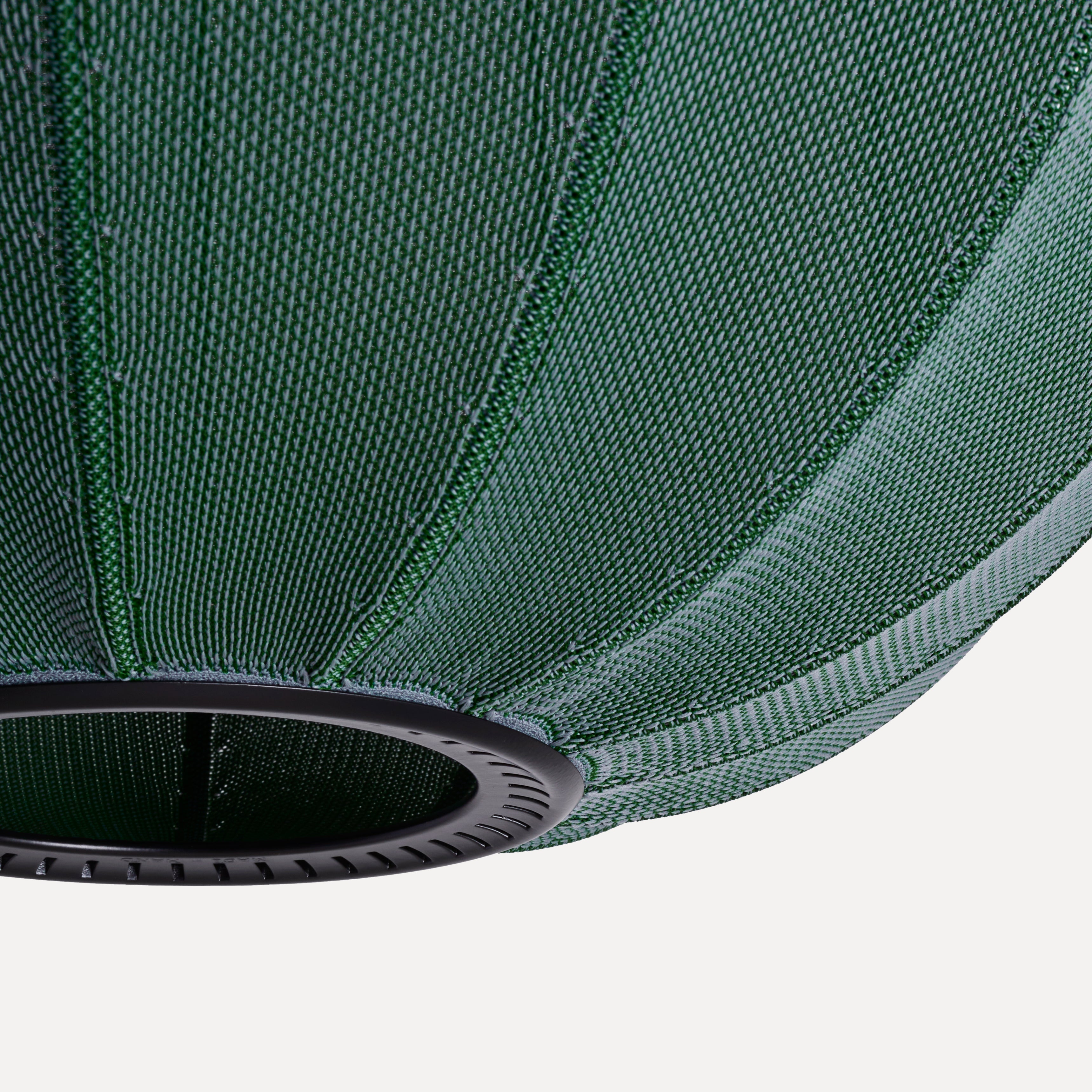 Nærbillede af mørkegrøn lampe