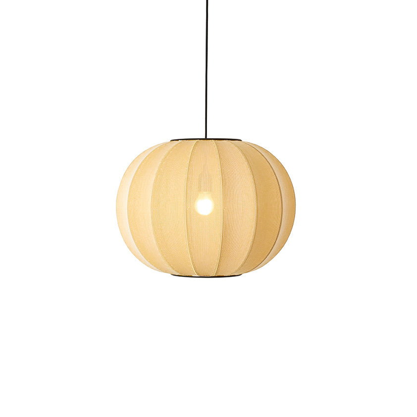 Rund gul loftlampe med lys i, med sort ledning