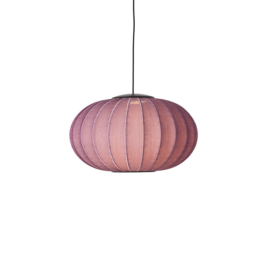 Loftlampe i lilla med sort ledning