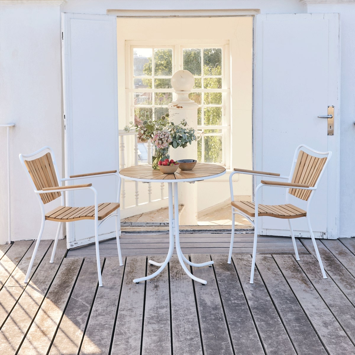 Rundt cafesæt med 2 stole