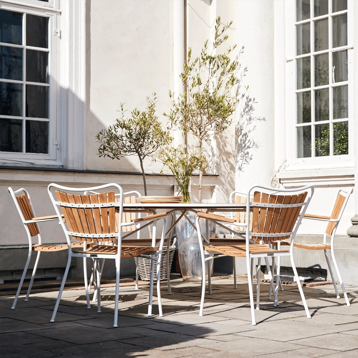 Rundt havebord med stole, i træ med hvidt stel