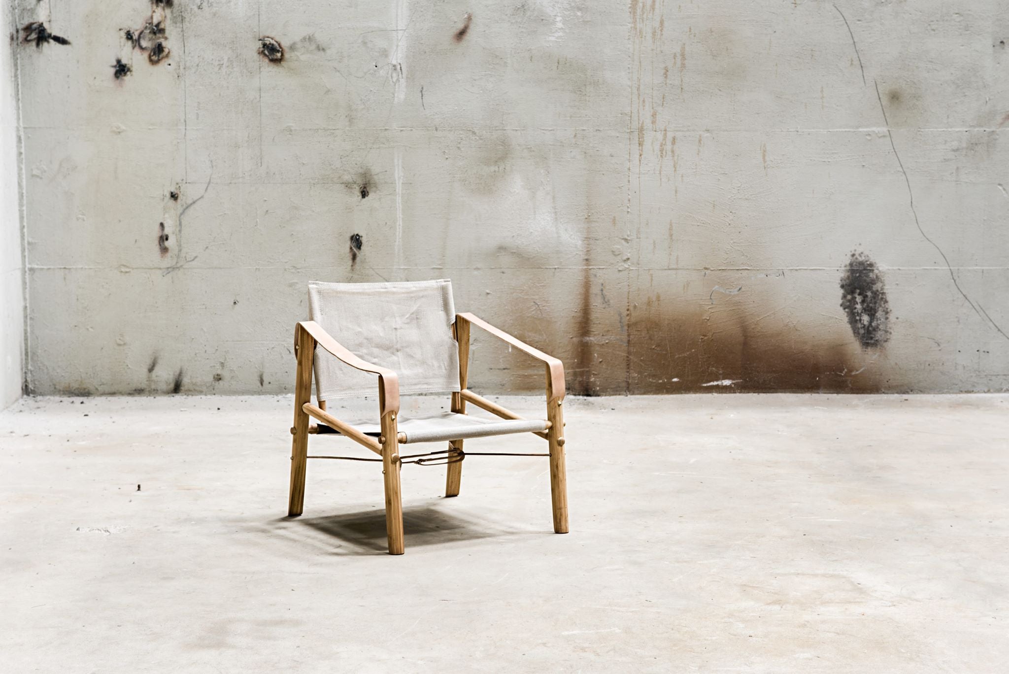 Lounge stol i træ stel med beige stof