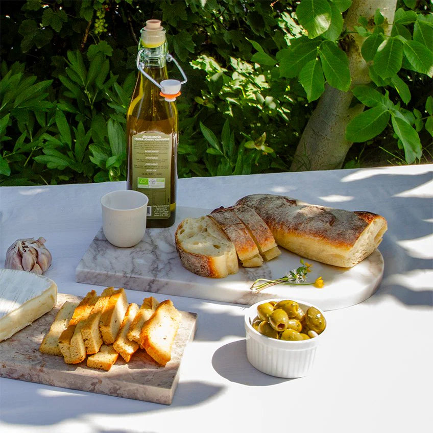 Marmor serveringsbakke med brød på
