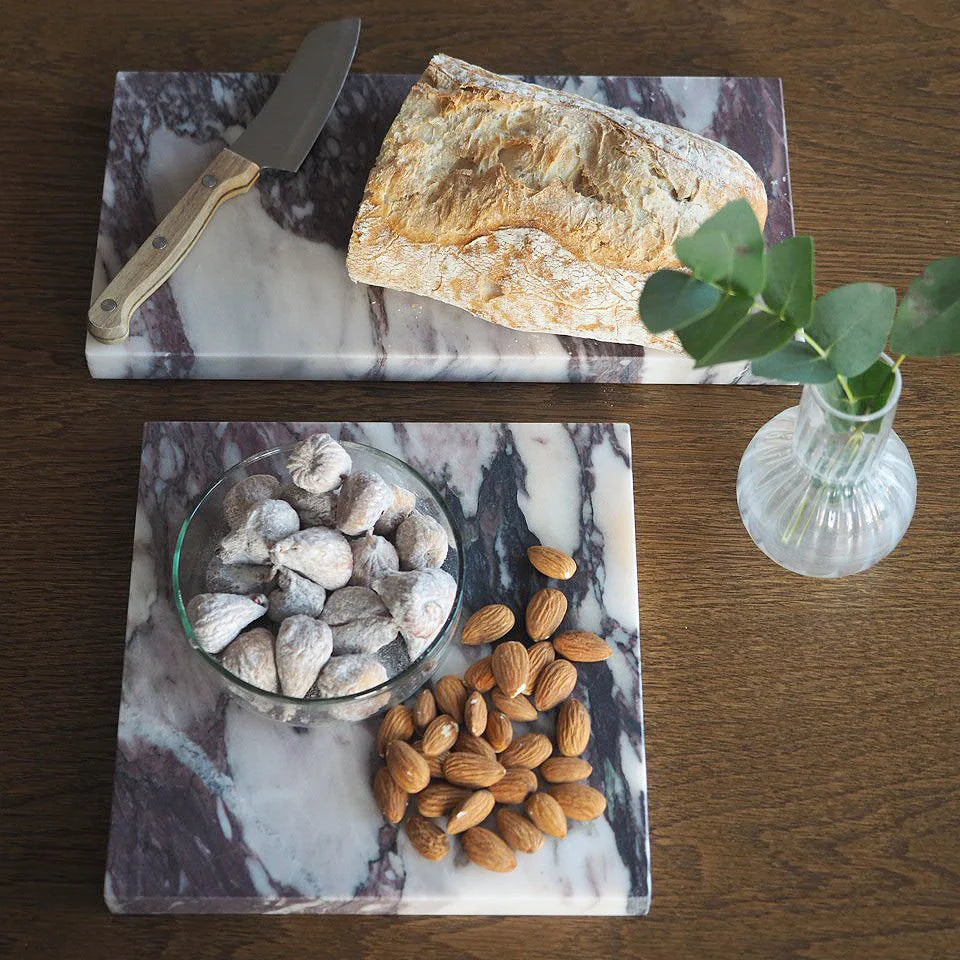 Marmor serveringsbakke med brød og mandler på
