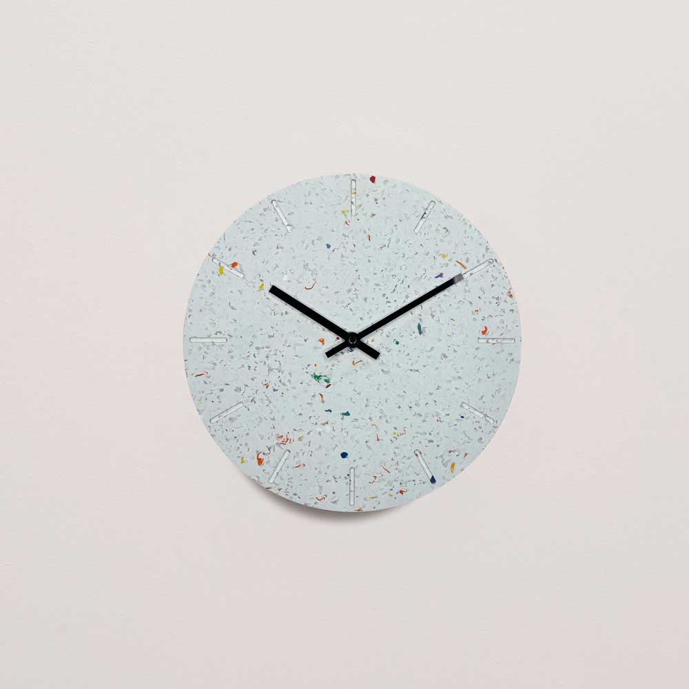 Ur i reycled plastik / lyseblå med sort viser