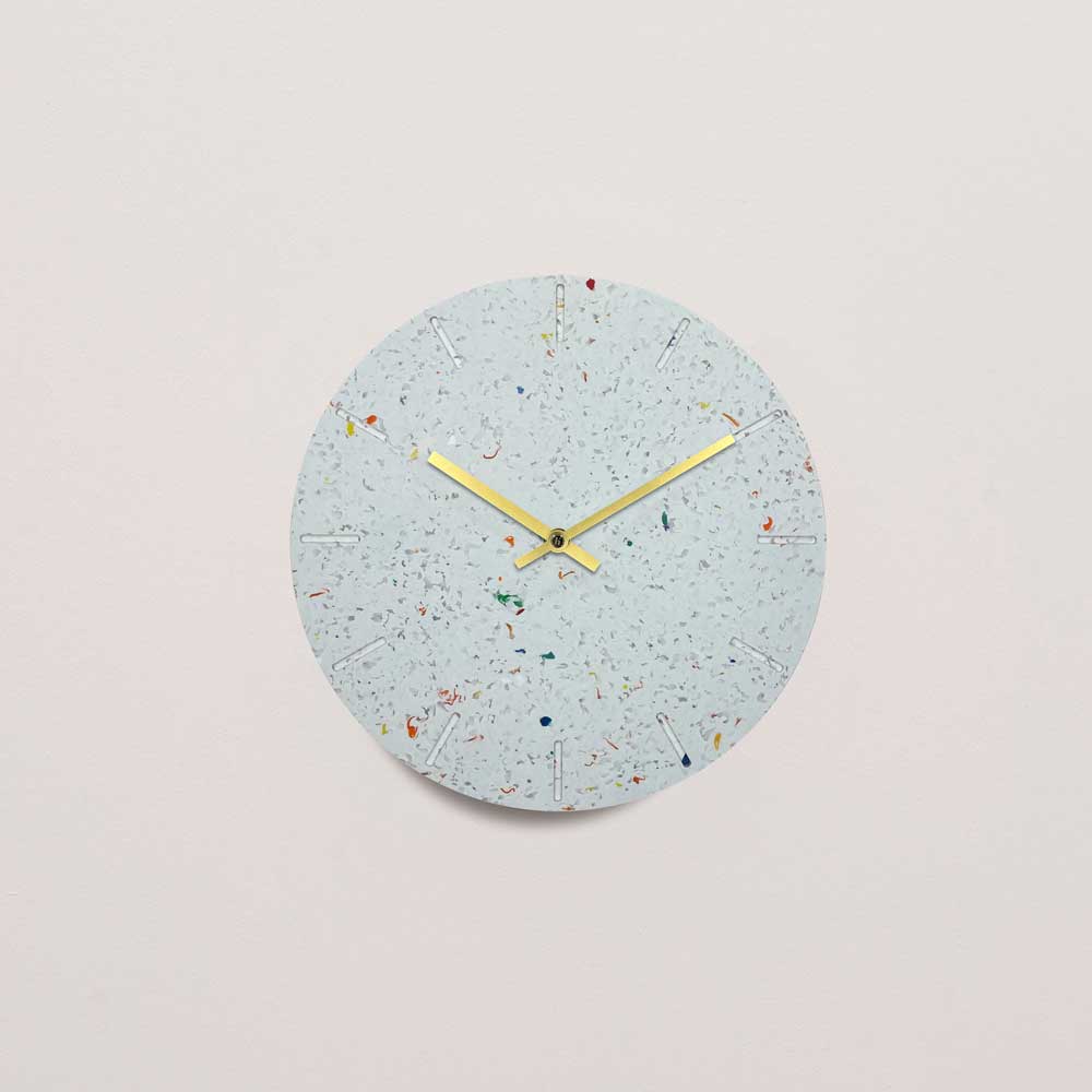 Ur i reycled plastik / lyseblå med guld viser