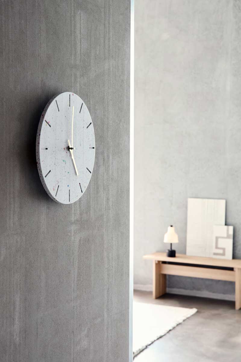 Ur i reycled plastik med guld viser