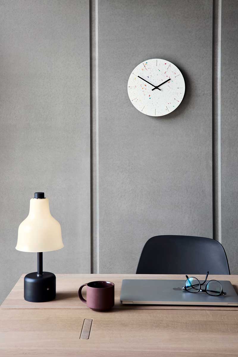 Ur i reycled plastik / hvid med sort viser