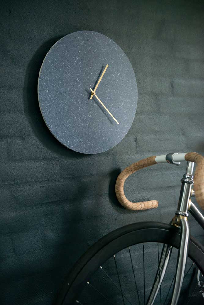 Ur i blå sten med guld viser