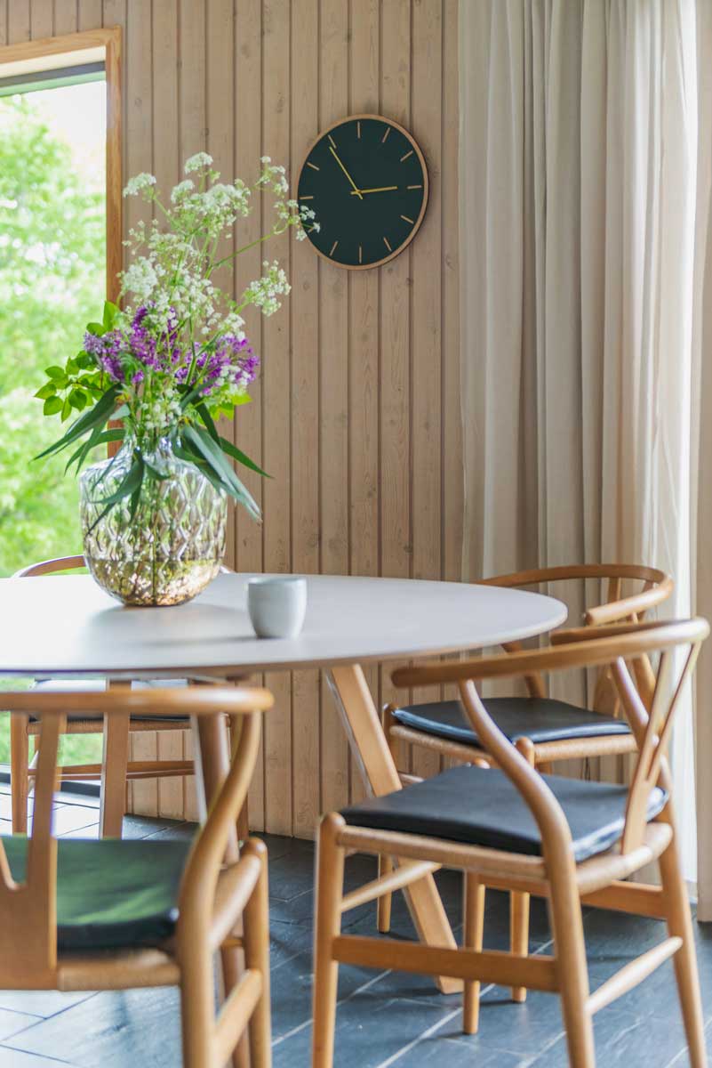 Miljøbillede med Vægur i grøn og lys træ