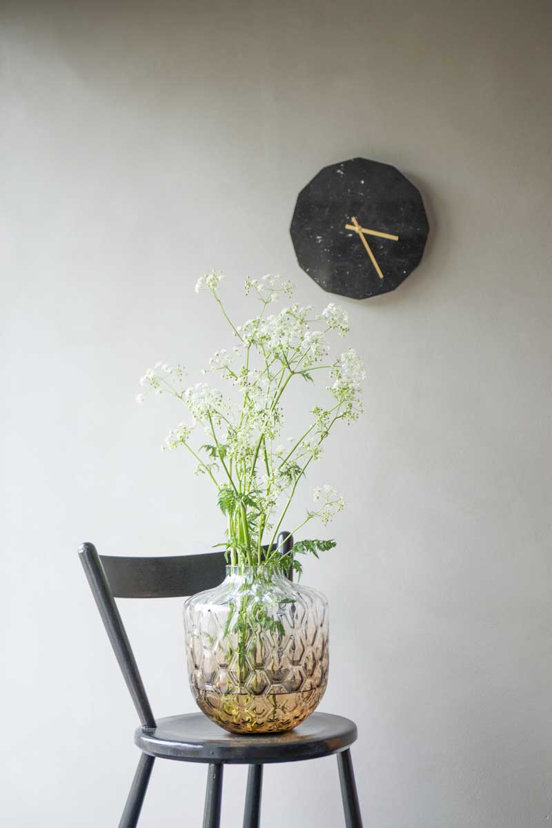 Marmor ur i sort med guld viser