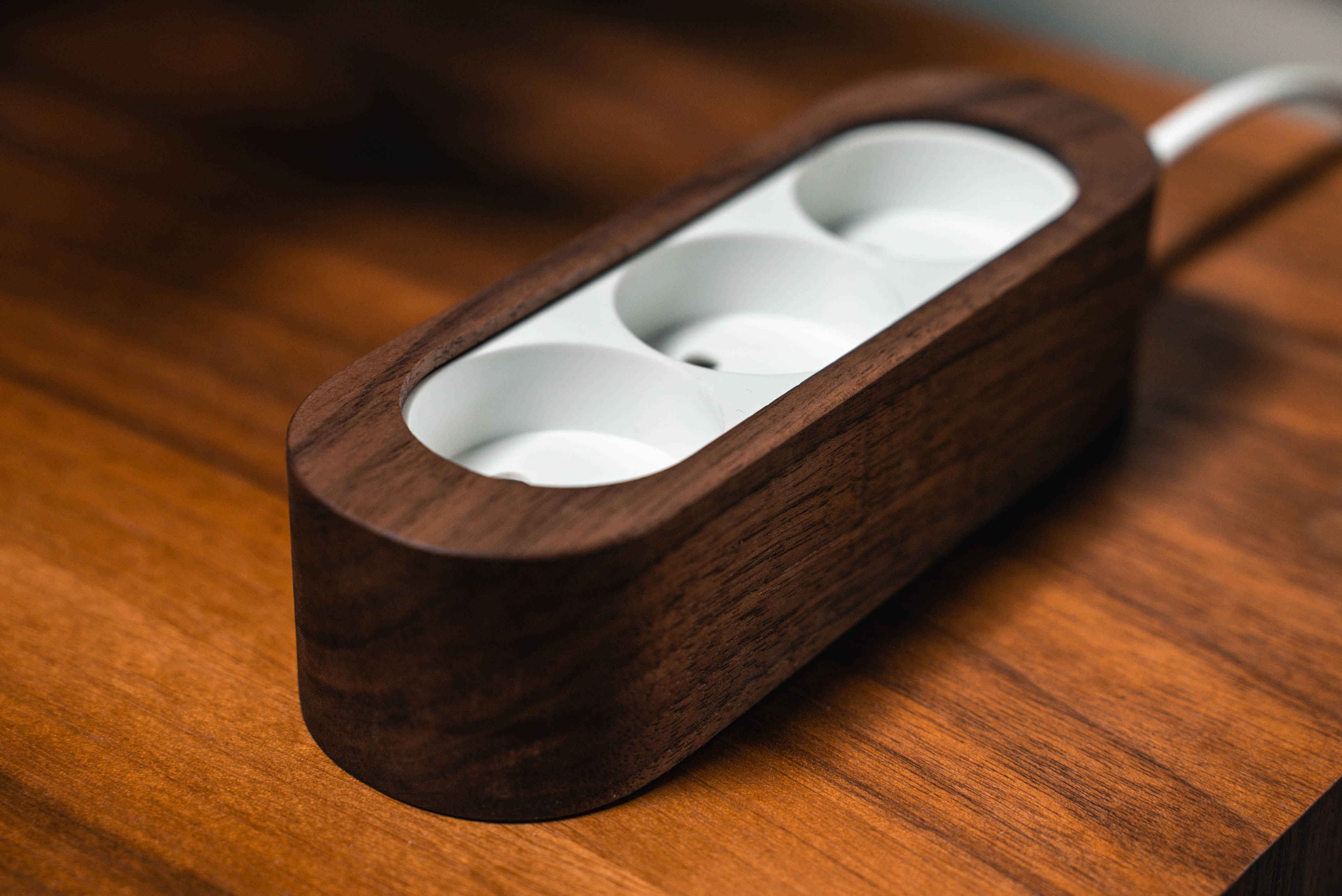 Billede af stikdåse i hvid og i valnød