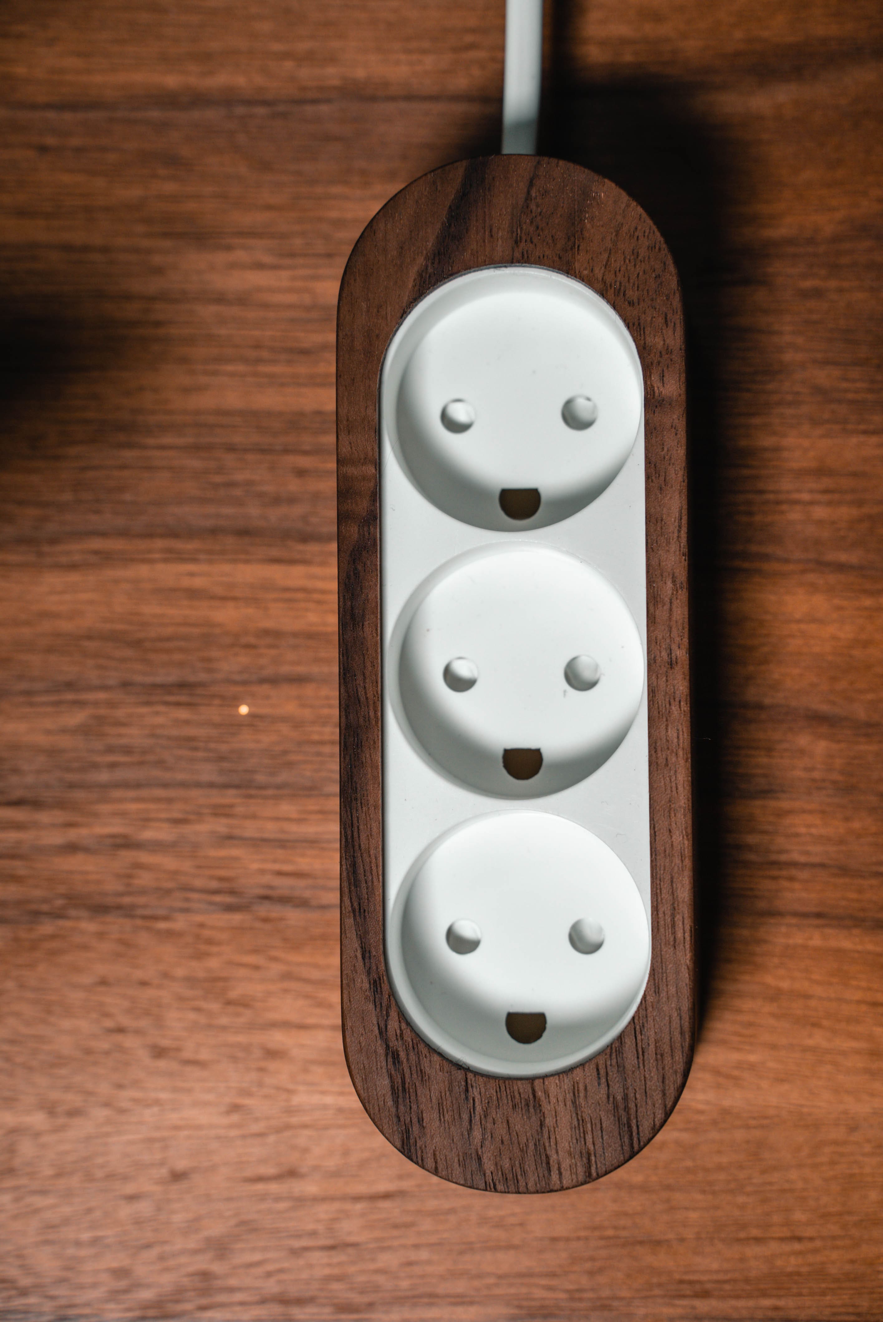 Billede af stikdåse i hvid og i valnød