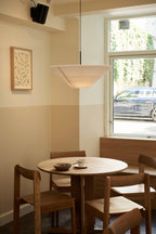 Rundt spisebord i eg og 4 spisebordsstole 