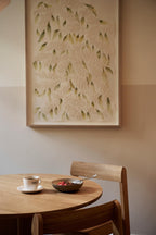 Spisebord i rundt i eg, og maleri på væggen