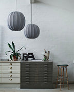 Kontor med skuffer og 2 store grå lamper