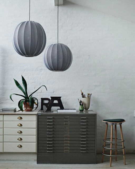 Kontor med skuffer og 2 store grå lamper