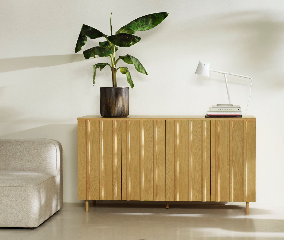 Træ kommode med stor plante 