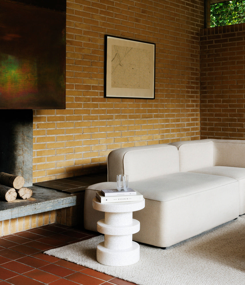 Hvid modulsofa ved en pejs
