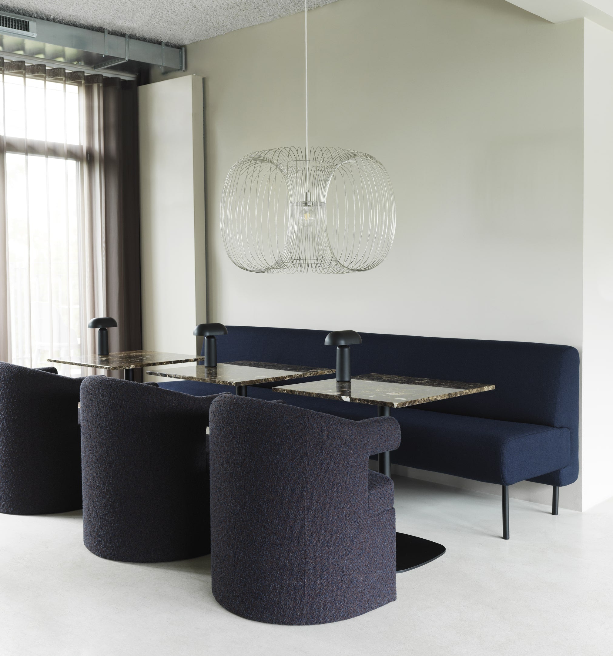 Stort lampe i metal over spisebord