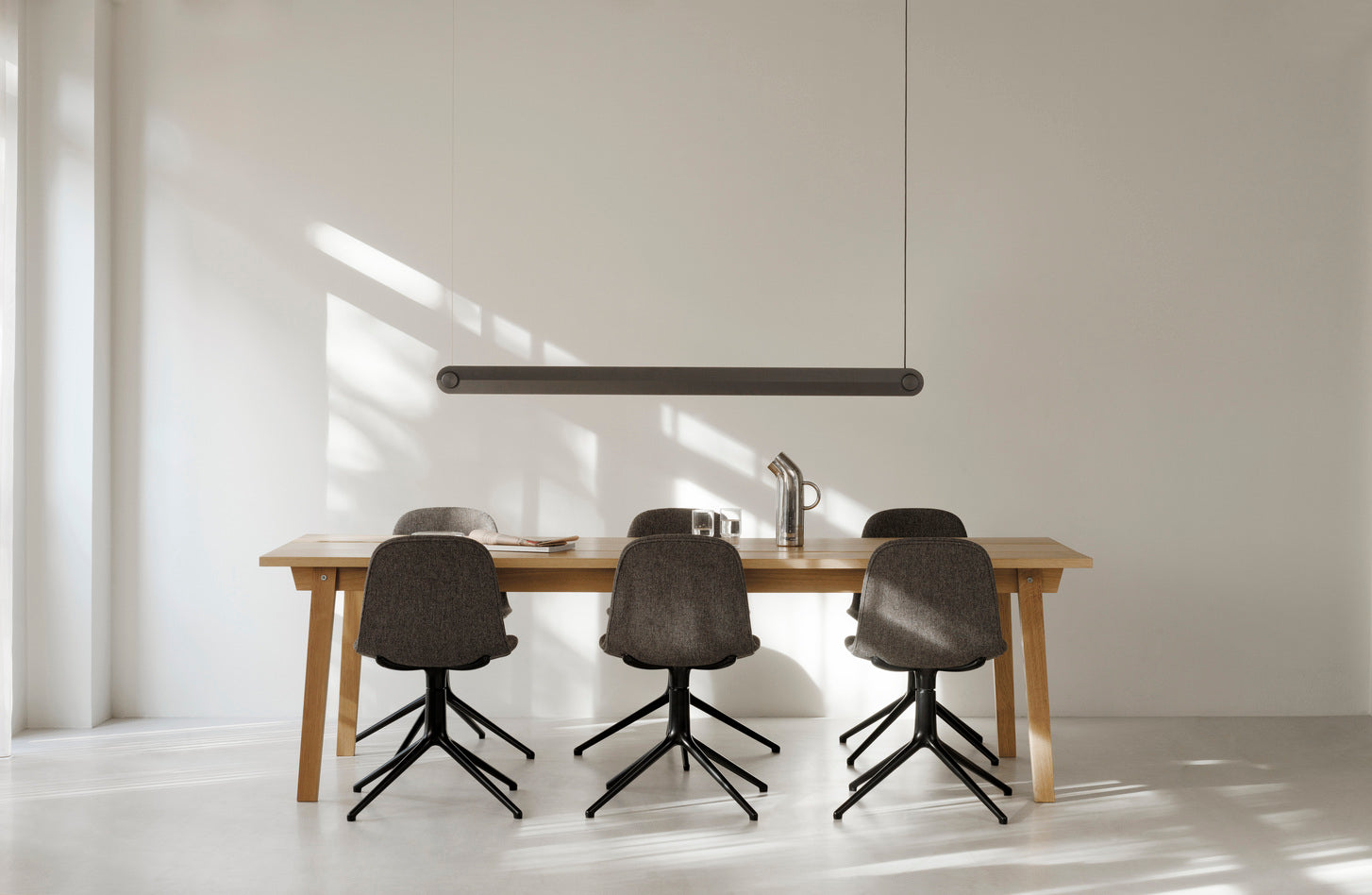 Spisestue med aflang sort loftlampe