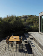 Langt havebord i træ med tilhørende 6 stole, i træ og sort metal stel